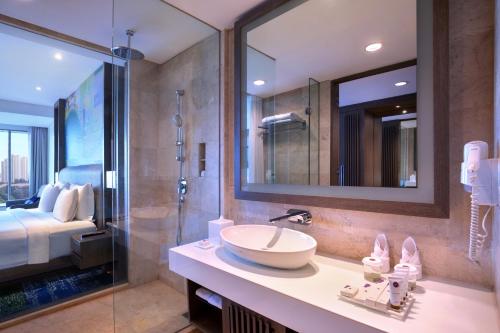 Habitación Deluxe con 1 cama king del hotel Grand Mercure Jakarta Kemayoran. Foto 4