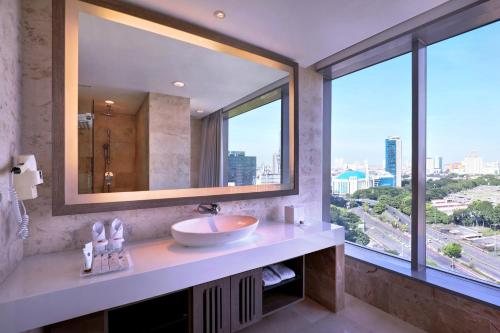 Habitación Deluxe con 1 cama king del hotel Grand Mercure Jakarta Kemayoran. Foto 5