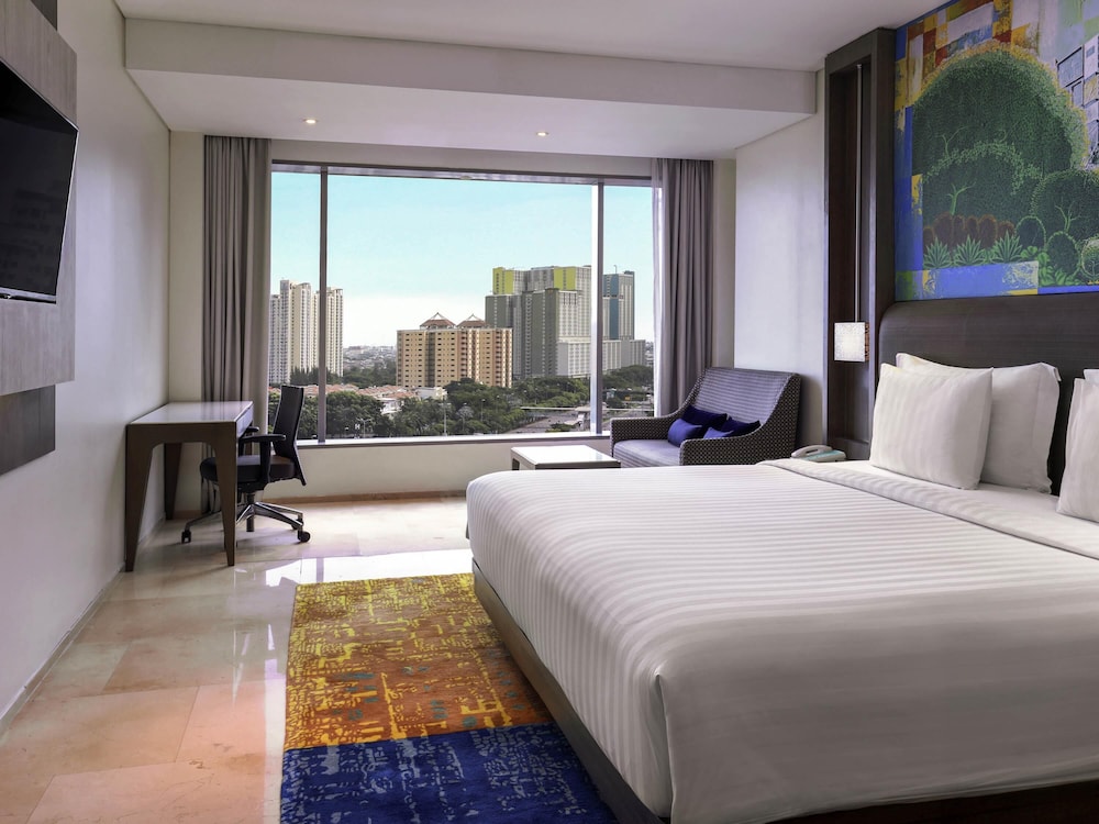 Habitación doble Lujo Vista Piscina 1 Cama king Con Vistas Accesible (discapacidad auditiva) del hotel Grand Mercure Jakarta Kemayoran. Foto 1