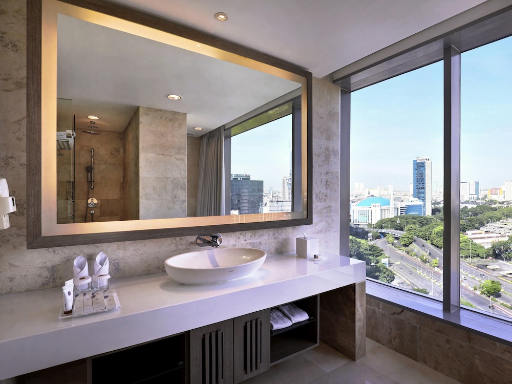 Habitación doble Lujo Vista Piscina 1 Cama king Con Vistas Accesible (discapacidad auditiva) del hotel Grand Mercure Jakarta Kemayoran. Foto 2