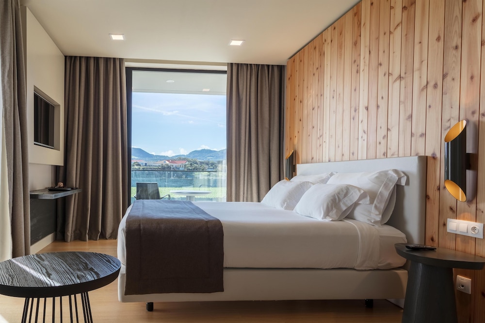 Habitación estándar doble, balcón, vistas a la montaña del hotel Pedras Do Mar Resort and Spa. Foto 2