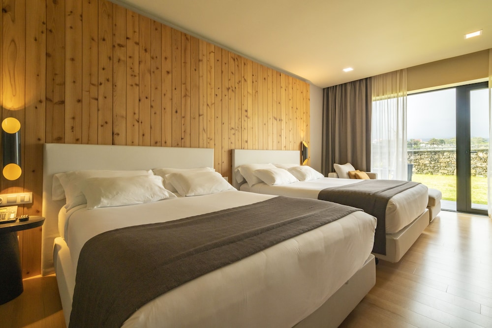 Habitación superior con 1 cama doble o 2 individuales, vistas al jardín del hotel Pedras Do Mar Resort and Spa