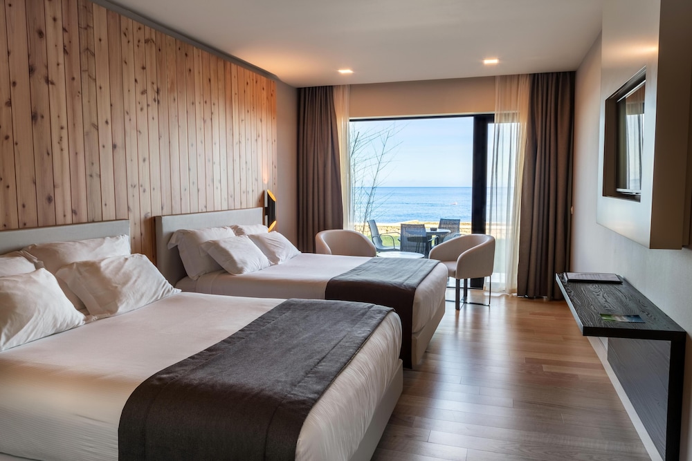 Habitación superior con 1 cama doble o 2 individuales, vistas al mar del hotel Pedras Do Mar Resort and Spa