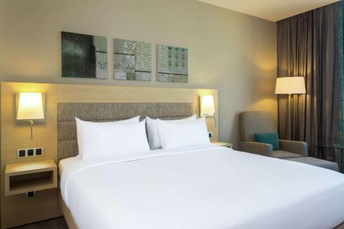 Habitación con cama extragrande y vistas al mar del hotel Hilton Garden Inn Tanger City Center