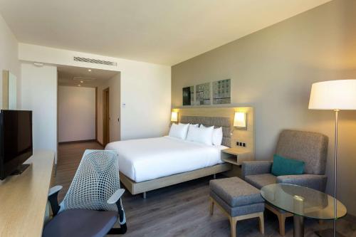 Habitación con cama extragrande. del hotel Hilton Garden Inn Tanger City Center. Foto 1