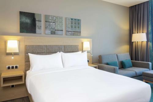 Habitación con cama extragrande. del hotel Hilton Garden Inn Tanger City Center. Foto 3