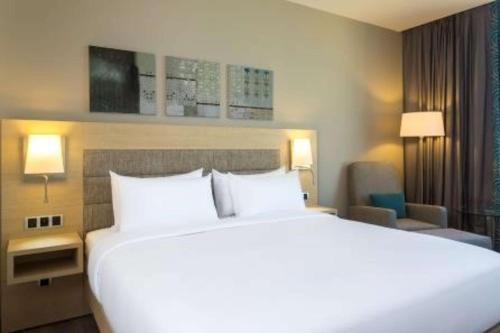 Habitación con cama extragrande - Adaptada para personas de movilidad reducida del hotel Hilton Garden Inn Tanger City Center. Foto 1