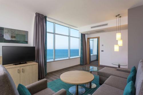 Suite de 1 dormitorio con vistas al mar - Cama extragrande del hotel Hilton Garden Inn Tanger City Center. Foto 1
