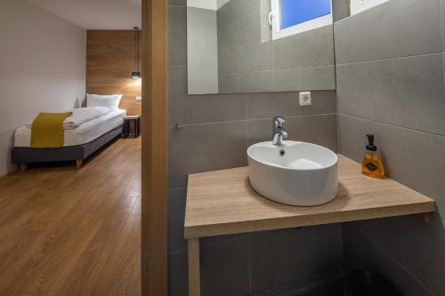 Habitación Doble Estándar con acceso a la bañera de hidromasaje y a la sauna - 1 o 2 camas del hotel Stracta. Foto 4