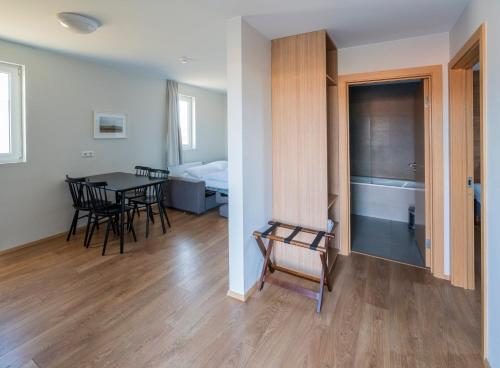 Apartamento de 2 dormitorios con bañera de hidromasaje del hotel Stracta. Foto 5