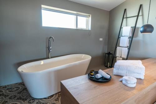 Suite Deluxe con bañera de hidromasaje del hotel Stracta. Foto 7