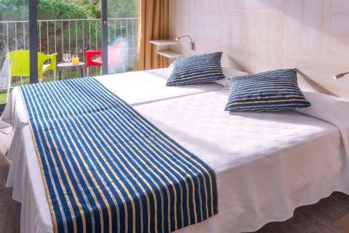 Habitación Doble (1 o 2 camas) con vistas a la piscina del hotel Ght Sa Riera. Foto 4