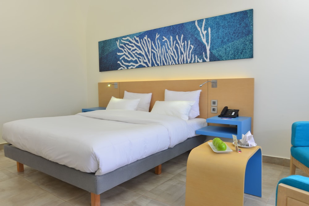 Habitación Superior 01 Queen - Lado de la Piscina del hotel Novotel Marsa Alam Beach Resort. Foto 1