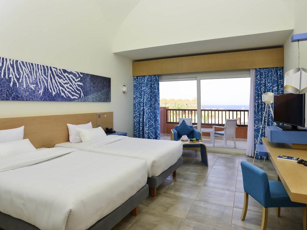 Habitación Deluxe 02 Camas Individuales Vistas al Mar del hotel Novotel Marsa Alam Beach Resort. Foto 1