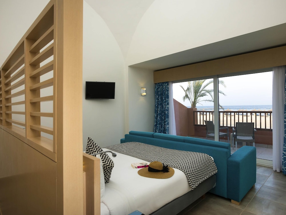 Suite Deluxe con 1 cama doble, Frente al Mar con Balcón del hotel Novotel Marsa Alam Beach Resort