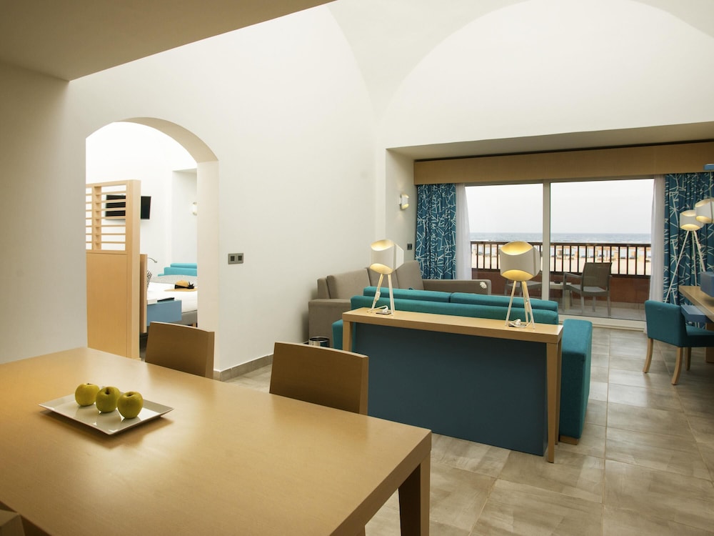 Suite Deluxe con 1 cama doble, Frente al Mar con Balcón del hotel Novotel Marsa Alam Beach Resort. Foto 3