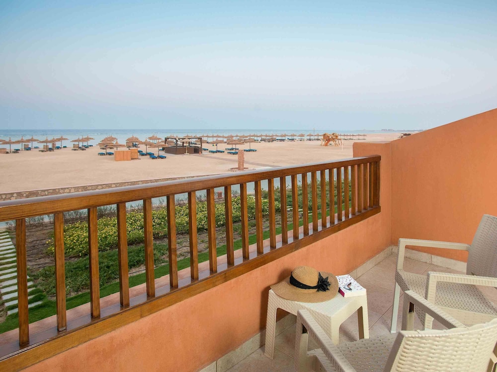 Suite Deluxe con 1 cama doble, Frente al Mar con Balcón del hotel Novotel Marsa Alam Beach Resort. Foto 6