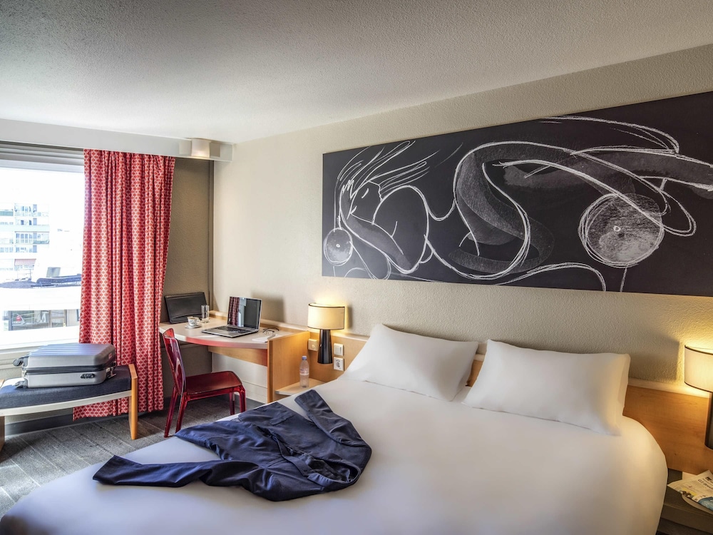 Habitación cómoda con cama doble del hotel Ibis Tours Centre Gare. Foto 5