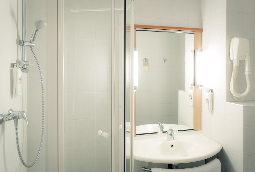 Estándar con 2 camas individuales del hotel Ibis Tours Centre Gare. Foto 4