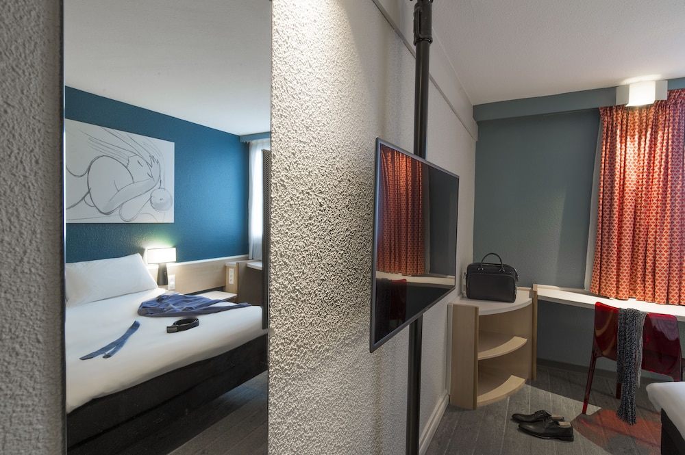 Habitación estándar con dos camas individuales del hotel Ibis Tours Nord. Foto 1