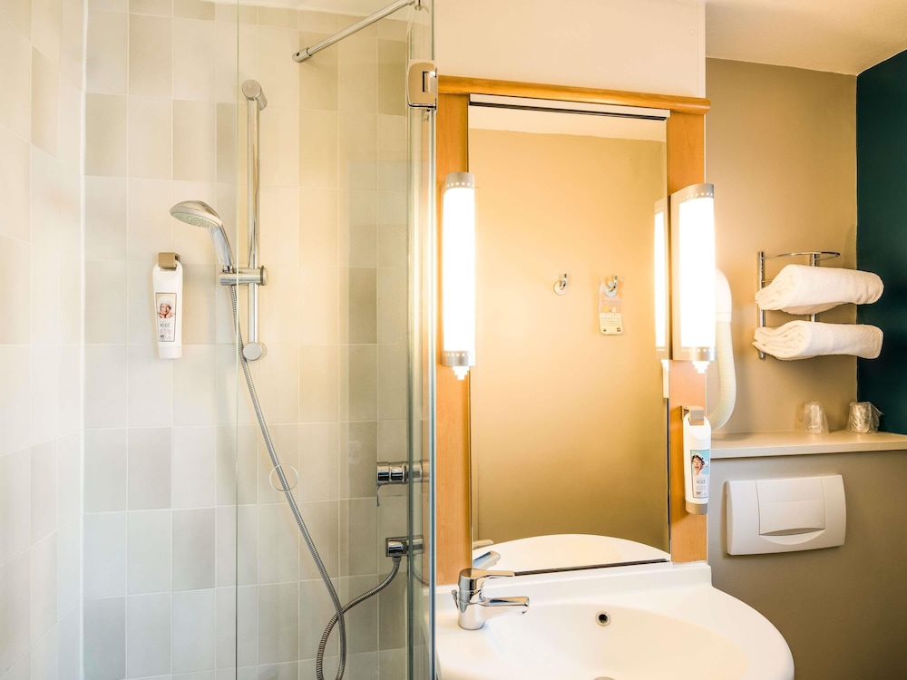Habitación estándar con dos camas individuales del hotel Ibis Tours Nord. Foto 3