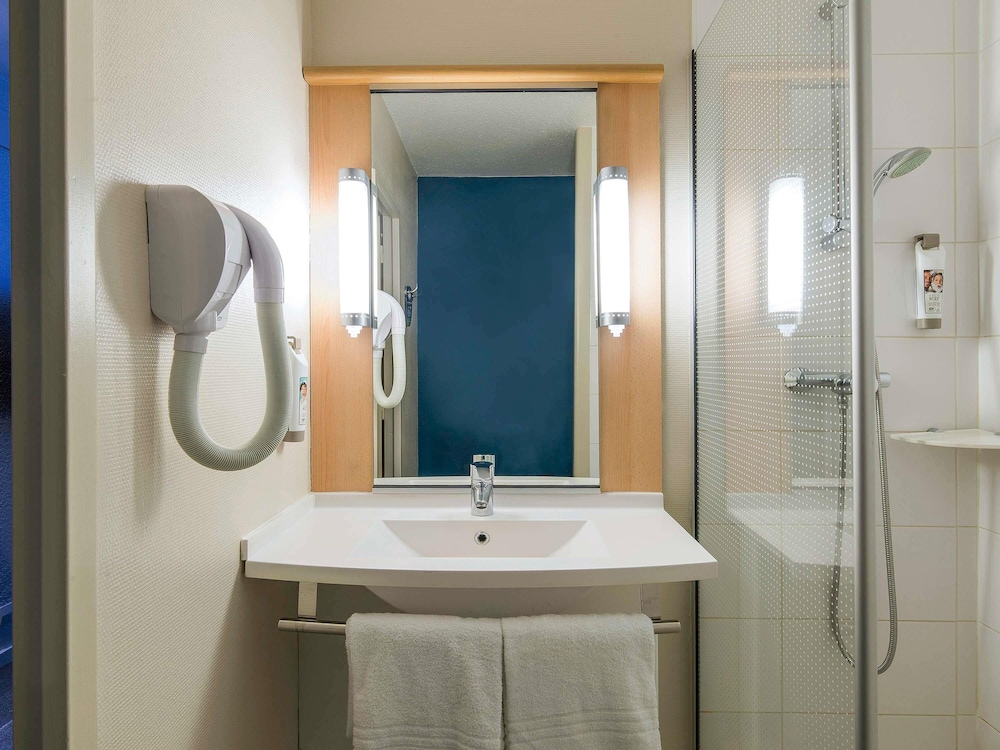 Habitación estándar con dos camas individuales del hotel Ibis Tours Nord. Foto 6