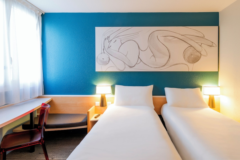 Habitación estándar con dos camas individuales del hotel Ibis Tours Nord. Foto 7
