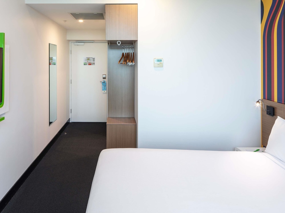Habitación Estándar con 1 cama king size, con balcón del hotel Ibis Styles Brisbane Elizabeth Street. Foto 4