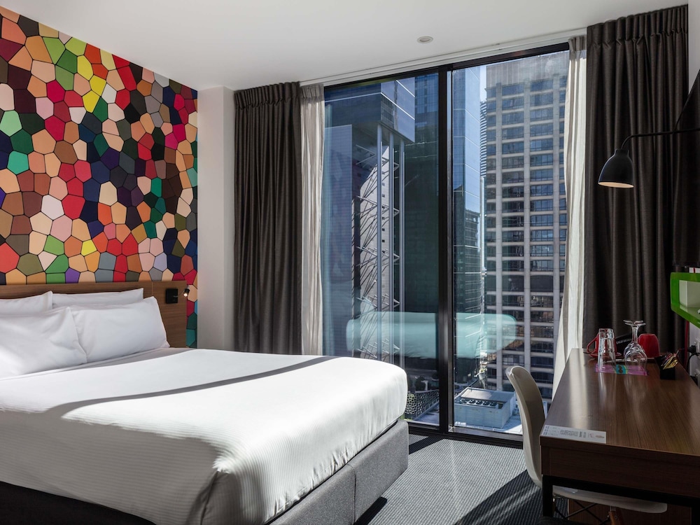 Habitación Superior 1 Cama Queen Vistas a la Ciudad del hotel Ibis Styles Brisbane Elizabeth Street. Foto 5