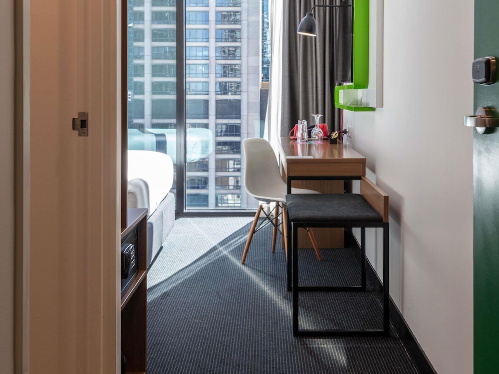 Habitación Superior 1 Cama Queen Vistas a la Ciudad del hotel Ibis Styles Brisbane Elizabeth Street. Foto 7