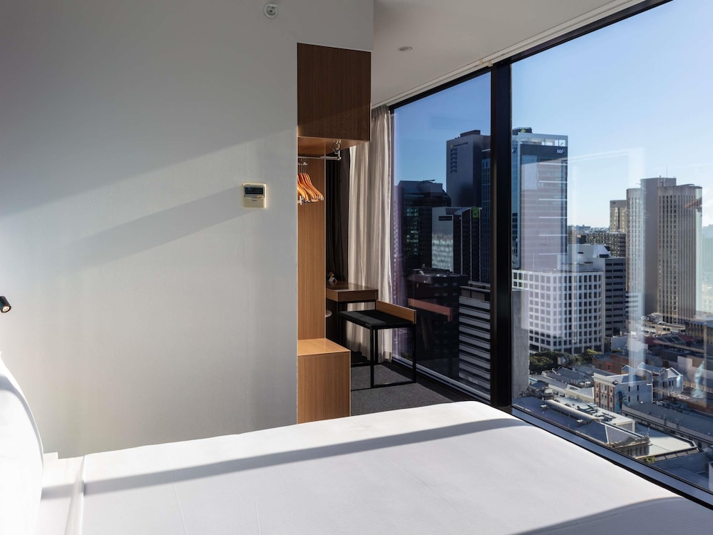 Habitación Deluxe Esquina 1 Cama King Vistas a la Ciudad del hotel Ibis Styles Brisbane Elizabeth Street. Foto 6