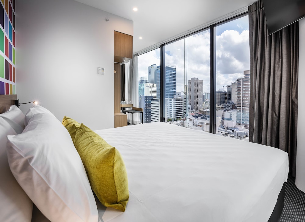 Habitación Deluxe Esquina 1 Cama King Vistas a la Ciudad del hotel Ibis Styles Brisbane Elizabeth Street. Foto 10