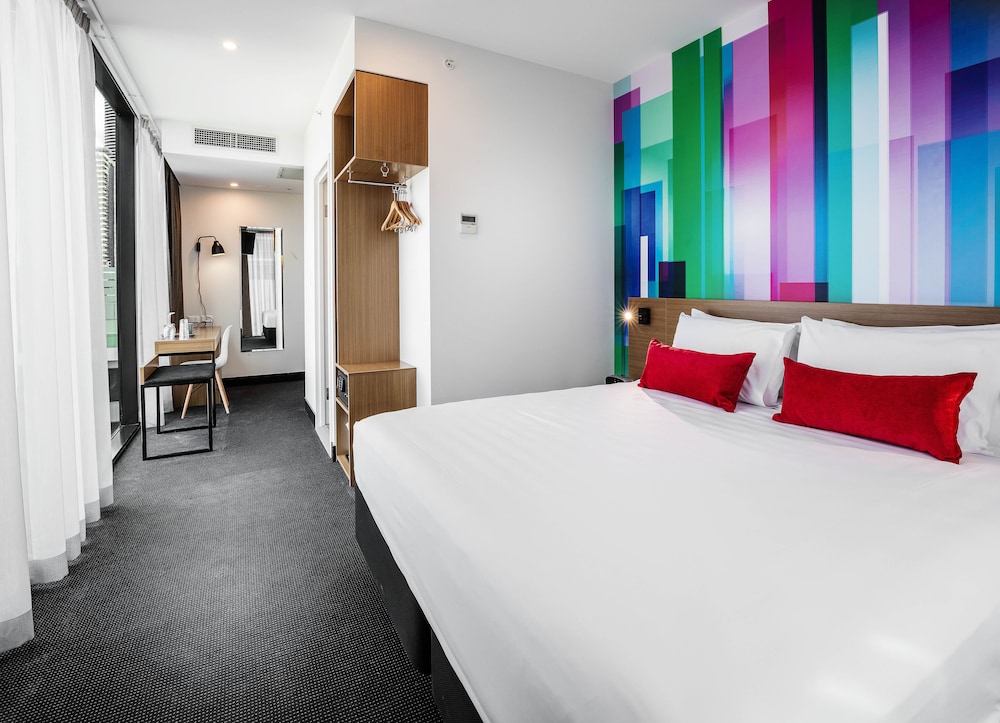 Habitación Deluxe Esquina 1 Cama King Vistas al Río del hotel Ibis Styles Brisbane Elizabeth Street. Foto 1