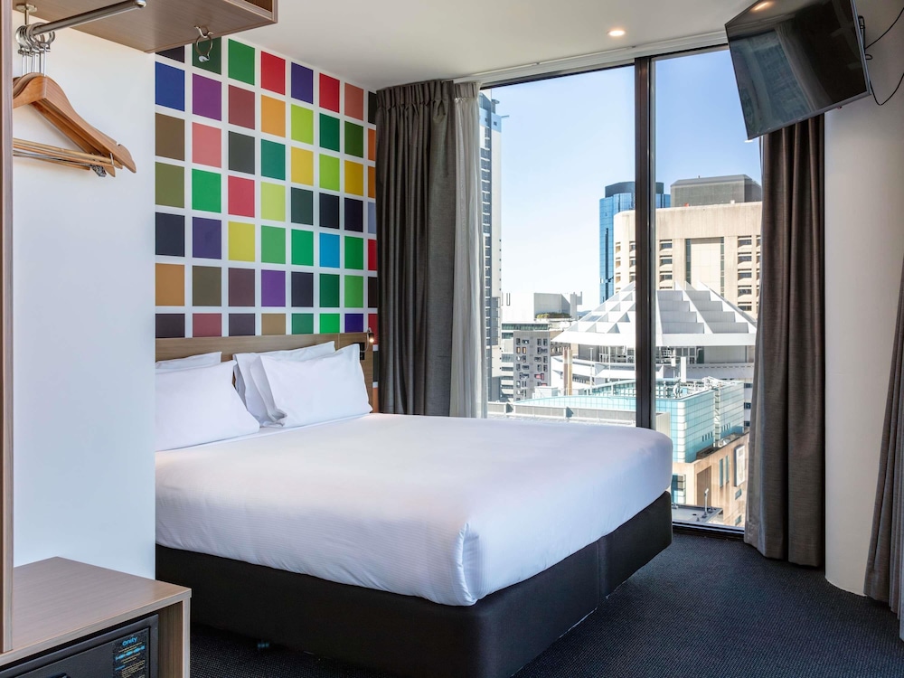 Habitación Deluxe Esquina 1 Cama King Vistas al Río del hotel Ibis Styles Brisbane Elizabeth Street. Foto 7