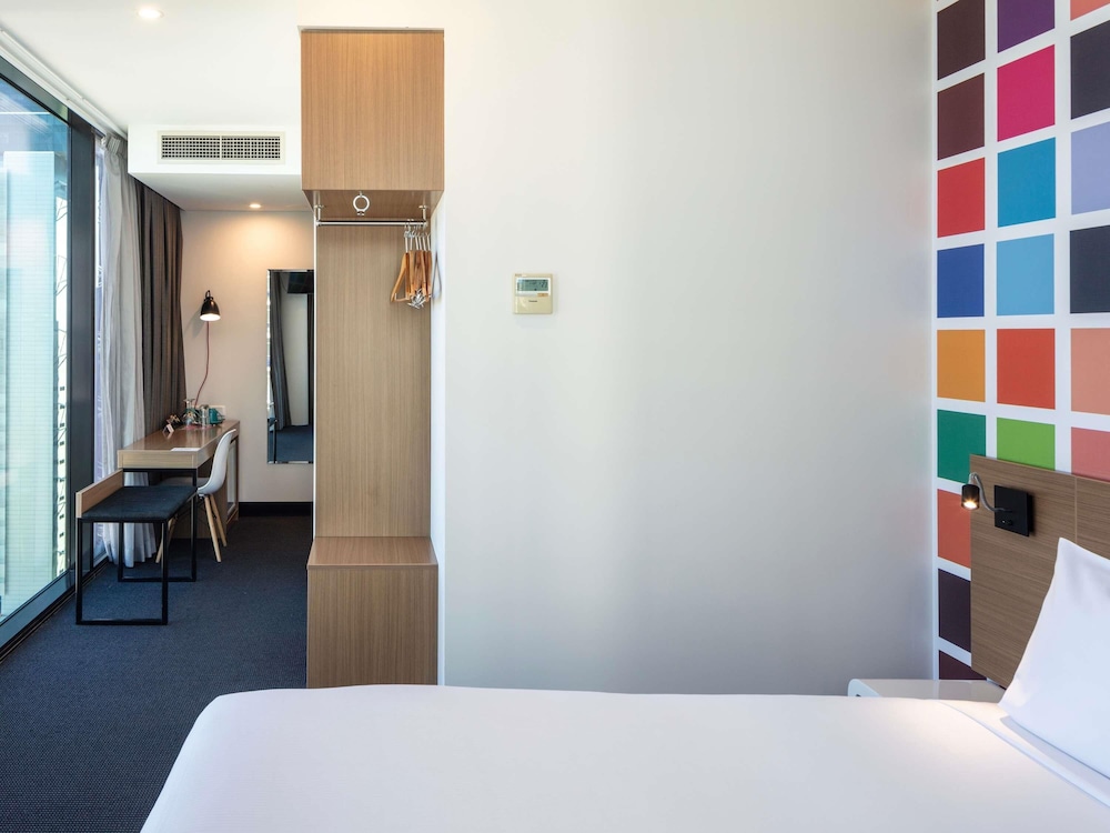 Habitación Deluxe Esquina 1 Cama King Vistas al Río del hotel Ibis Styles Brisbane Elizabeth Street. Foto 8