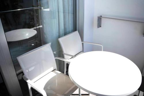 Suite con vistas a la piscina del hotel Coral Ocean View (only Adults). Foto 1