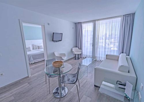 Suite con Vistas a la Piscina del hotel Coral Ocean View (only Adults). Foto 8