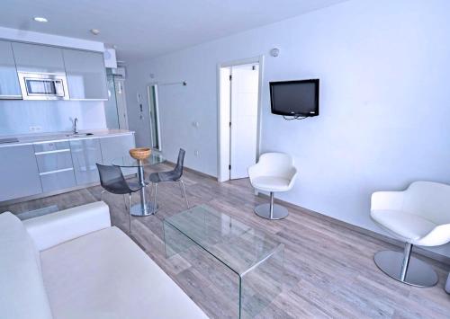 Suite con Vistas a la Piscina del hotel Coral Ocean View (only Adults). Foto 12