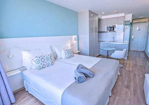 Suite Junior con vistas a la piscina del hotel Coral Ocean View (only Adults)