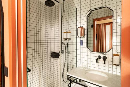 Habitación Clásica del hotel Coq Paris. Foto 5