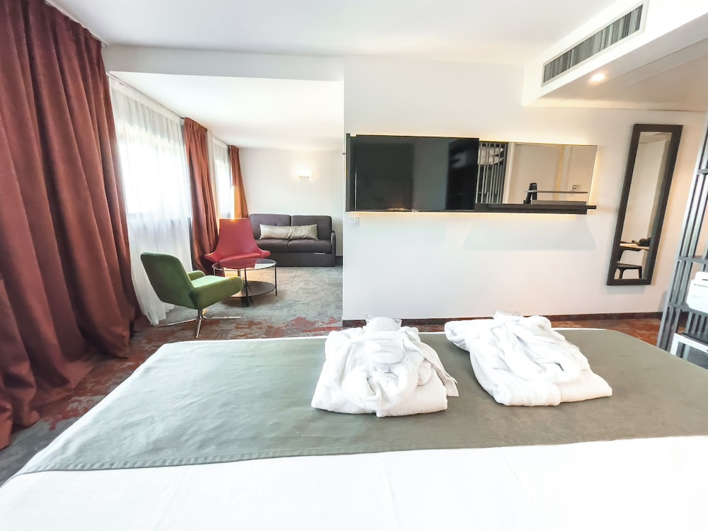 Suite, 1 cama doble con sofá cama (2 people) del hotel Mercure Belfort Centre. Foto 1