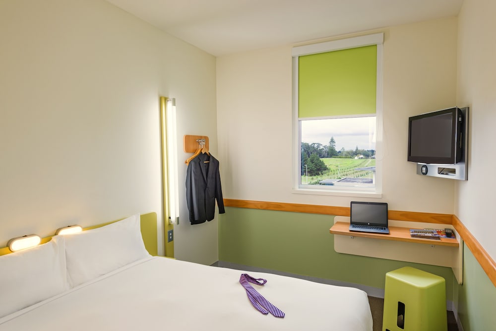Habitación económica con 1 cama queen del hotel Ibis Budget Auckland Airport. Foto 1
