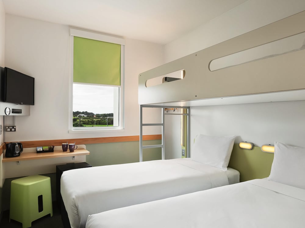 Habitación Estándar con 2 camas individuales y 1 litera del hotel Ibis Budget Auckland Airport