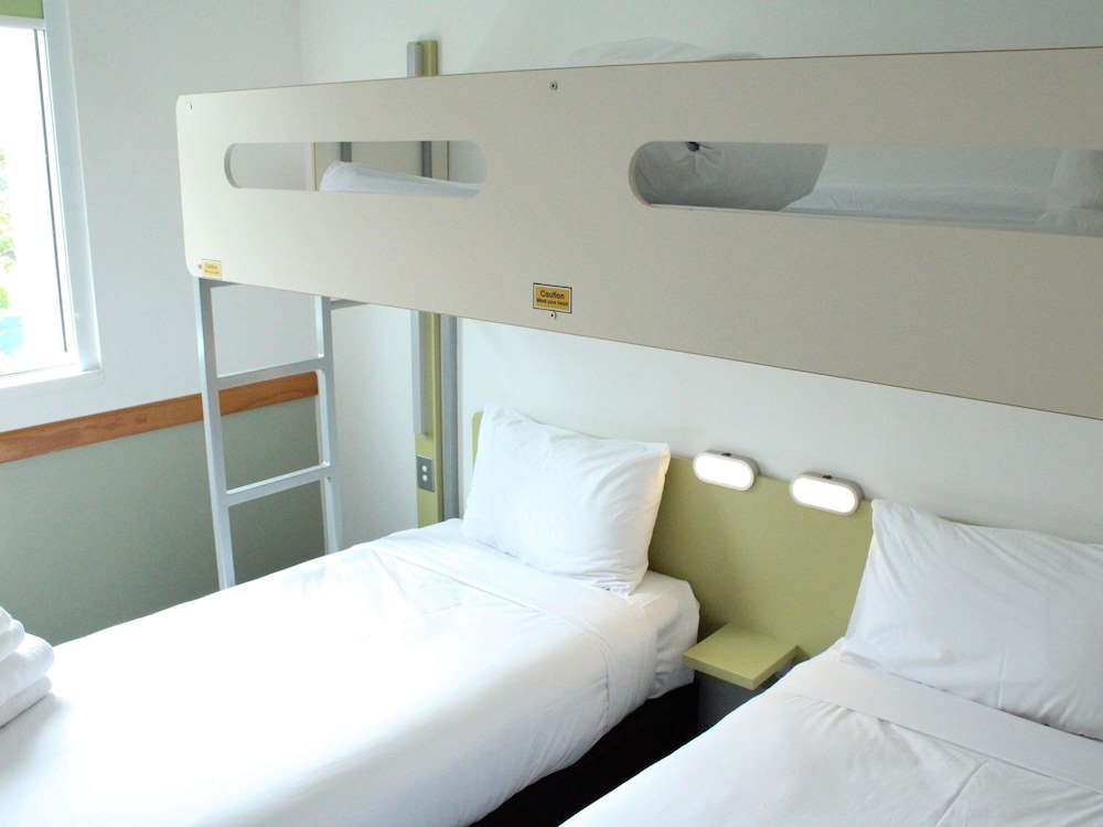 Habitación Estándar con 2 camas individuales y 1 litera del hotel Ibis Budget Auckland Airport. Foto 2