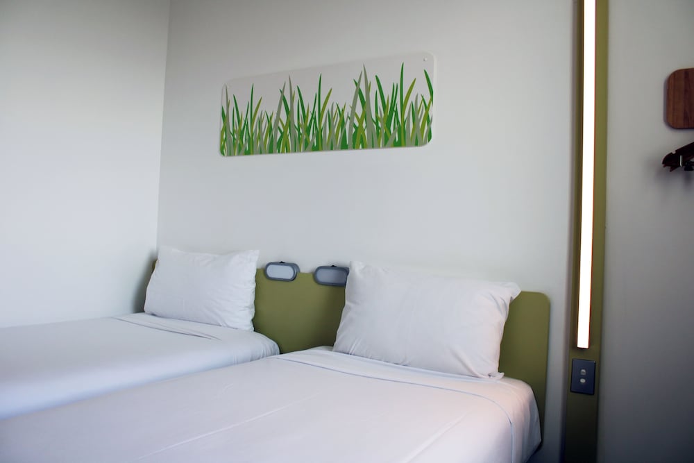 Habitación económica con 2 camas individuales del hotel Ibis Budget Auckland Airport. Foto 3