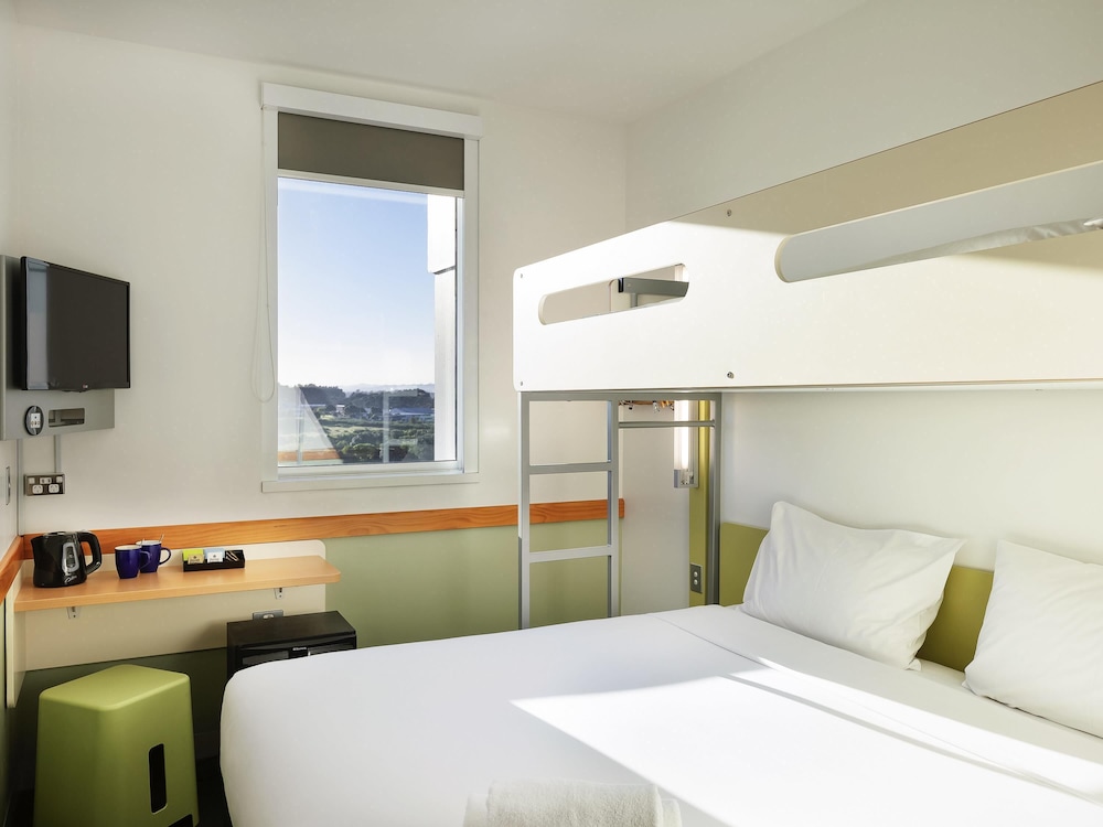 Habitación estándar con cama king y 1 litera del hotel Ibis Budget Auckland Airport