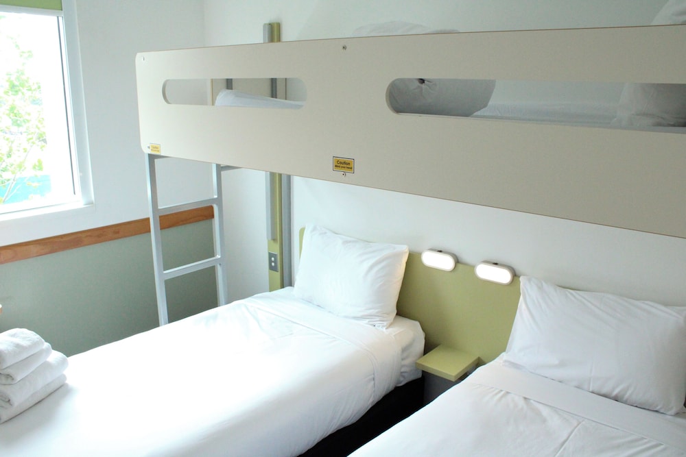 Habitación estándar con cama king y 1 litera del hotel Ibis Budget Auckland Airport. Foto 2