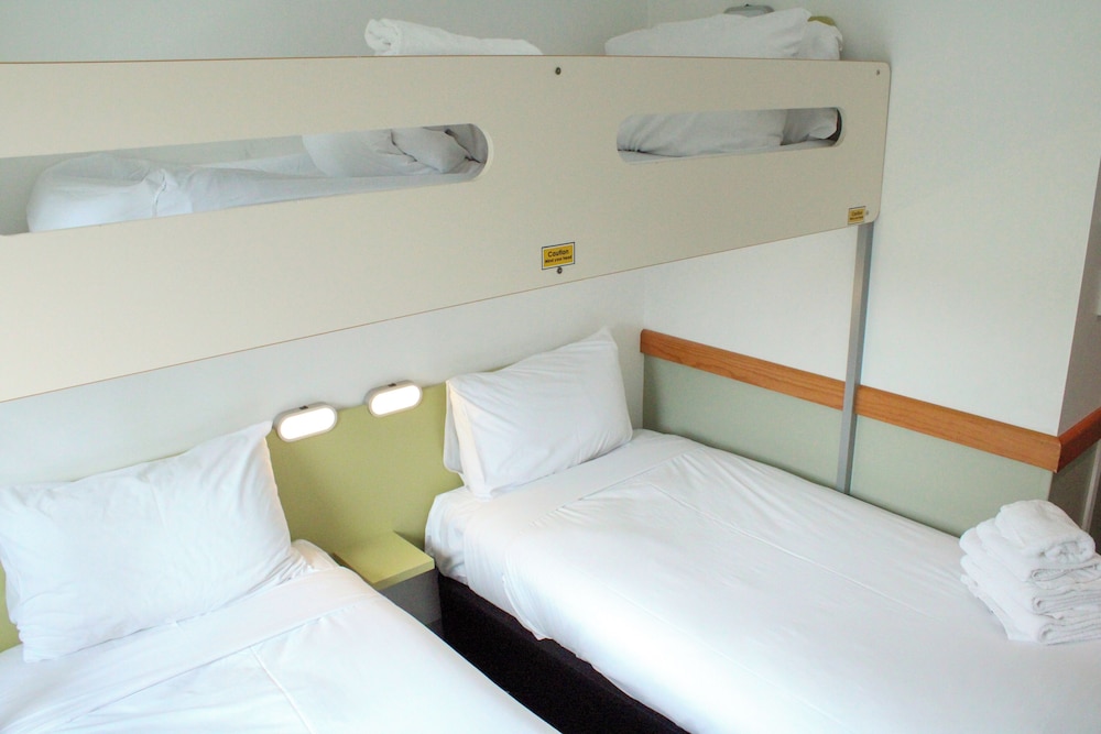 Habitación estándar con cama king y 1 litera del hotel Ibis Budget Auckland Airport. Foto 3