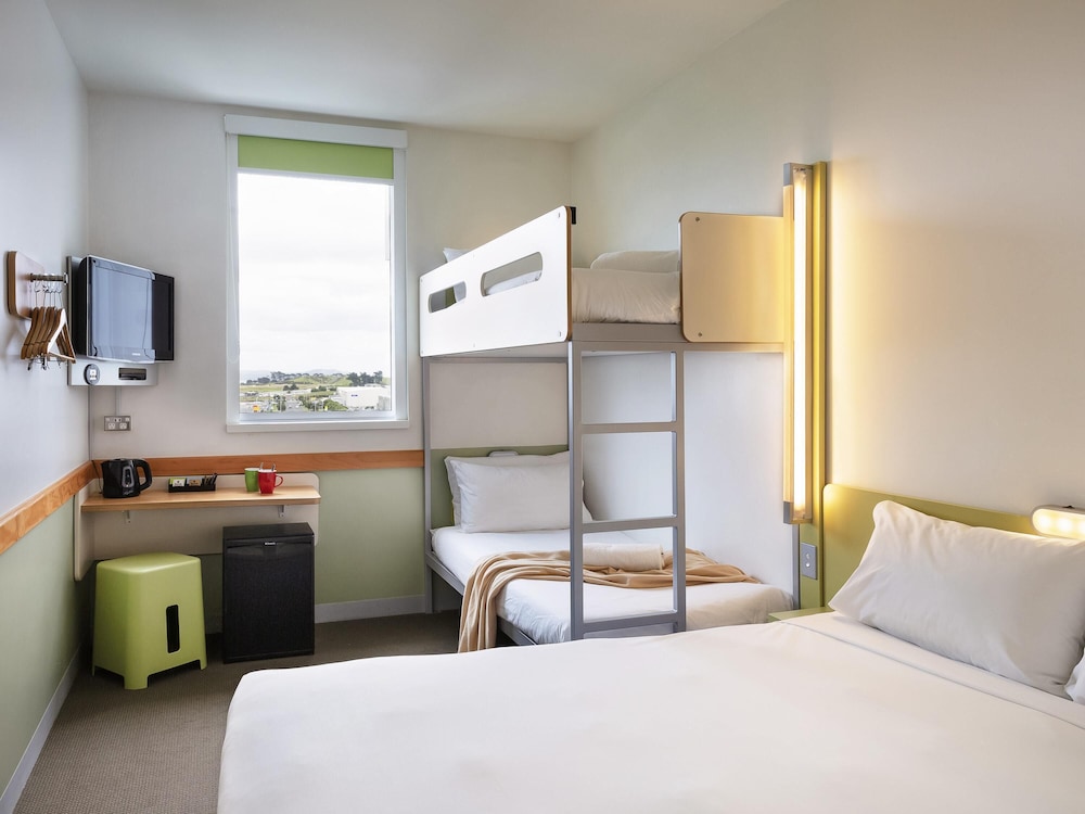Habitación familiar con 1 cama doble y 2 literas individuales del hotel Ibis Budget Auckland Airport