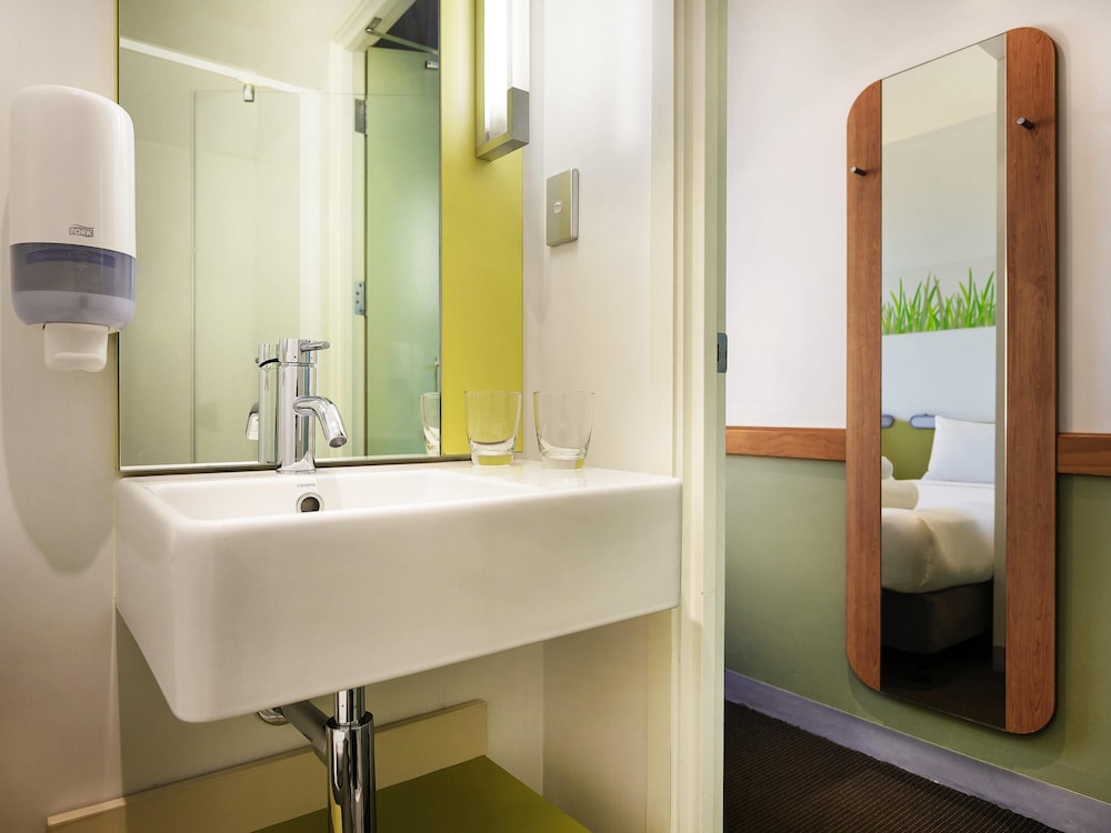 Habitación familiar con 1 cama doble y 2 literas individuales del hotel Ibis Budget Auckland Airport. Foto 4